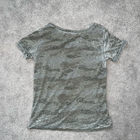 American Eagle Camo V-Neck T-Shirt - Picture 4 of 8